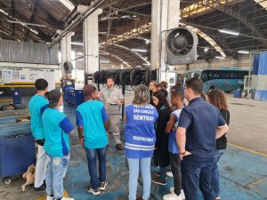 Aula Passeio na garagem da Fagundes